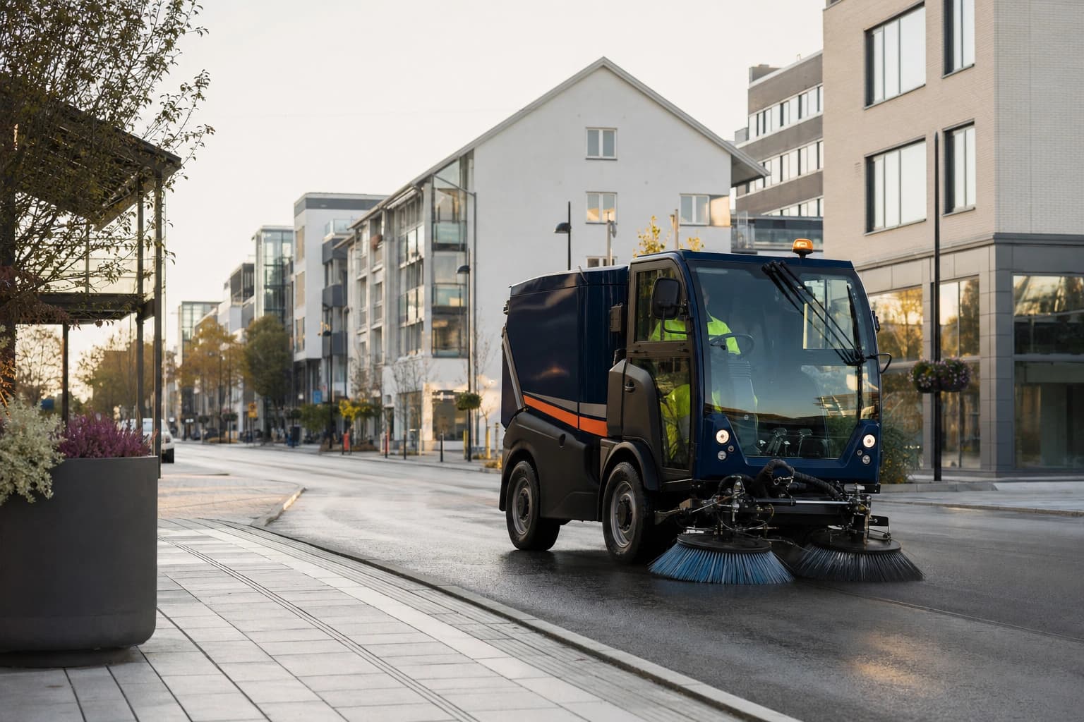Apila feiebil rengjør gate i Lillestrøm sentrum