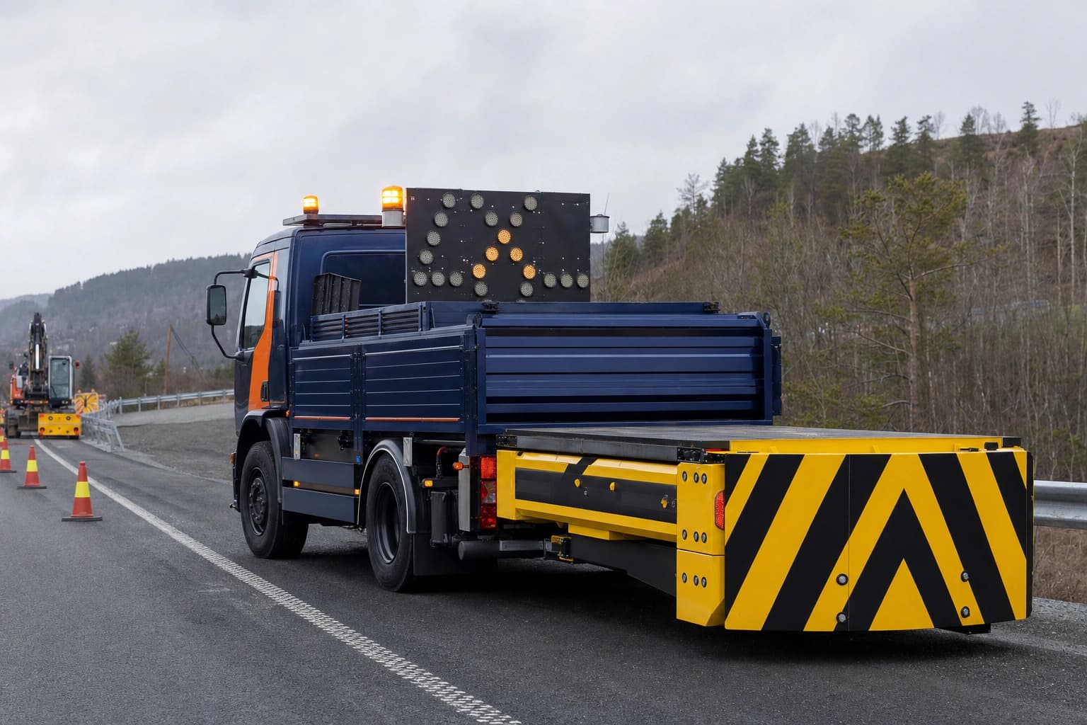 Apila putebil med støtputeskjerm parkert som trafikksikring på norsk motorvei