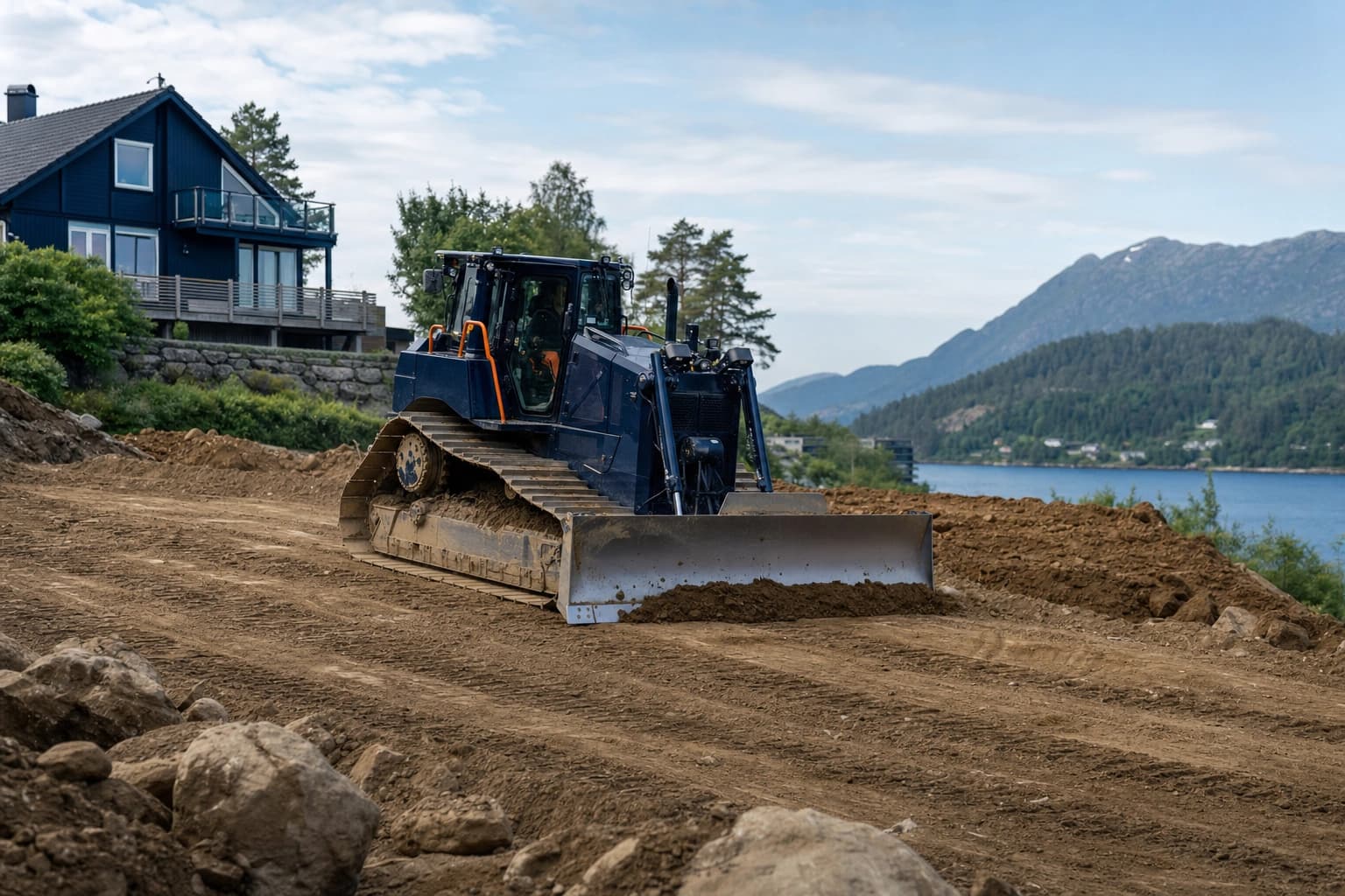 Apila gravemaskin planerer norsk byggetomt klar for fundamentarbeid